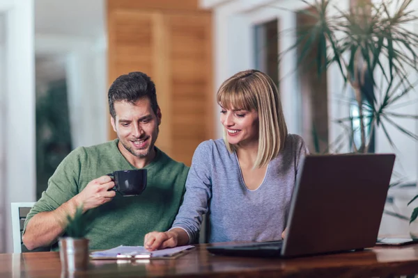 Pareja Feliz Con Portátil Pasar Tiempo Juntos Casa — Foto de Stock