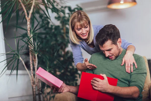 Hombre Feliz Recibiendo Regalo Novia Mientras Está Sentado Sofá — Foto de Stock