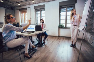 İş takım toplantısı sunu kavramı çalışma 