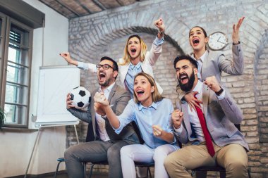 Mutlu iş adamları veya futbol tv ve zaferini kutluyor izlerken futbol taraftarları. Dostluk, spor ve eğlence kavramı.
