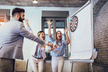 İş adamları takım eğitim semineri, bina takım sırasında egzersiz yapma Dart oynamak