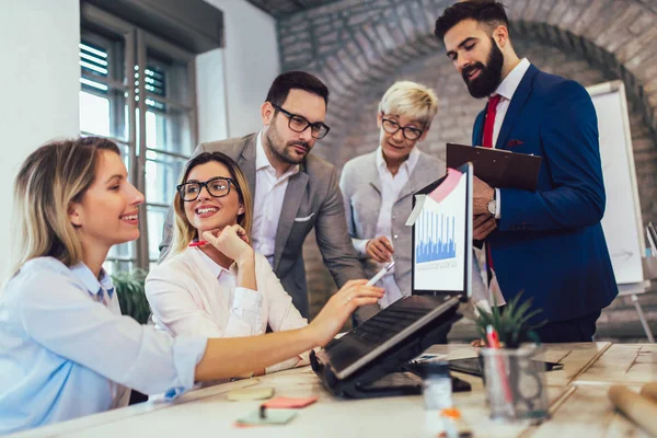 Los Colegas Negocios Que Trabajan Ordenador Portátil Oficina Moderna — Foto de Stock