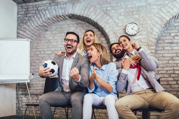 Mutlu iş adamları veya futbol tv ve zaferini kutluyor izlerken futbol taraftarları. Dostluk, spor ve eğlence kavramı.