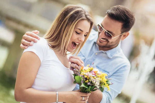 Çiçekli kadın şaşırtıcı genç adam resmi