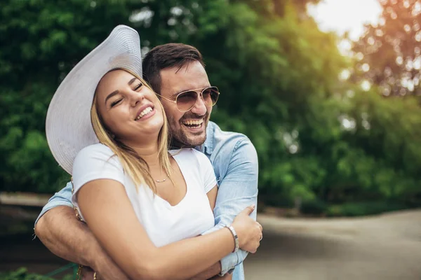 Eğleniyor ve açık havada birlikte gülen genç Çift