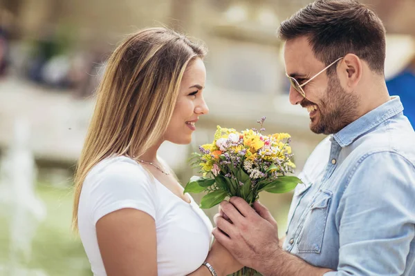 Imagem Jovem Mulher Surpreendente Com Flores — Fotografia de Stock