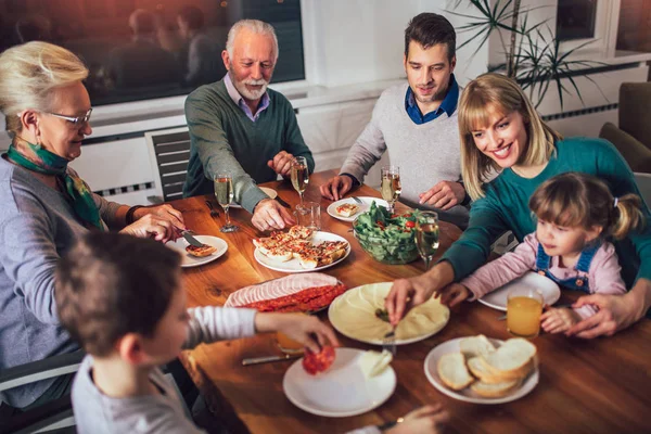 Çoklu Nesil Aile Evde Yemek Masası Etrafında Keyfi — Stok fotoğraf