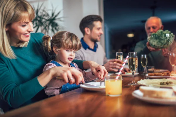 Multi Generatie Familie Genieten Van Maaltijd Rond Tafel Thuis — Stockfoto