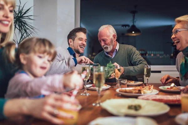 Multi Generatie Familie Genieten Van Maaltijd Rond Tafel Thuis — Stockfoto