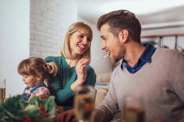 Familia Feliz Comiendo Cocina Casa —  Fotos de Stock