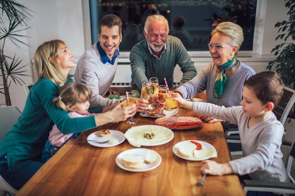 Multi Generation Familj Njuter Måltiden Runt Bord Hemma — Stockfoto