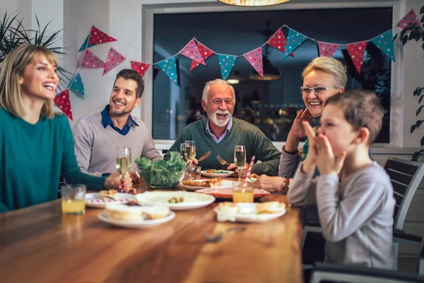 Multi Generatie Familie Genieten Van Maaltijd Rond Tafel Thuis — Stockfoto