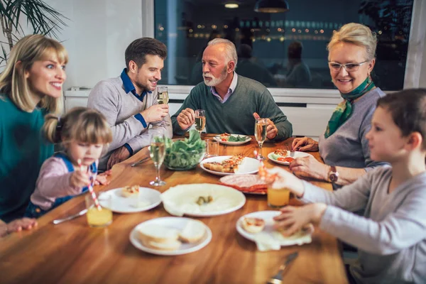 Multi Generatie Familie Genieten Van Maaltijd Rond Tafel Thuis — Stockfoto