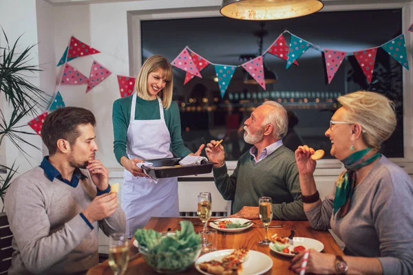 Família Multi Geração Que Aprecia Refeição Torno Mesa Casa — Fotografia de Stock