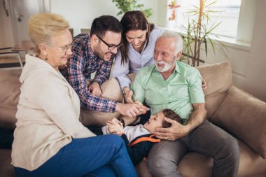 Evde birlikte vakit üç nesil aile portresi.
