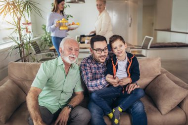 Evde birlikte vakit üç nesil aile portresi.