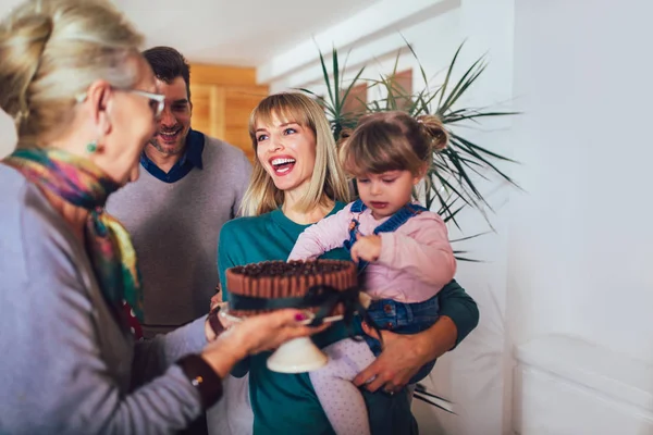 Oma Brengt Een Taart Aan Kleinkinderen — Stockfoto