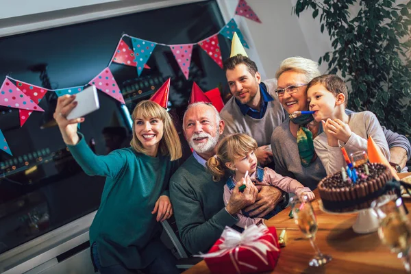 Família Celebrando Aniversário Avô Juntos Fazer Foto Selfie — Fotografia de Stock