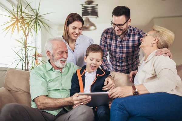三代家庭使用数字平板电脑在家中呆在一起的肖像 — 图库照片