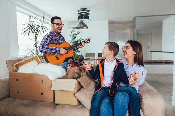 Happy Family Moving Home Boxes Having Fun — Stock Photo, Image