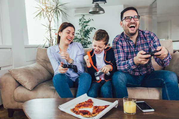 Familia Feliz Sentada Sofá Jugando Videojuegos Comiendo Pizza — Foto de Stock