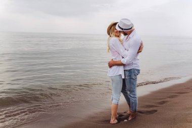 Aşık çift eğleniyor aşık kumsalda dating.