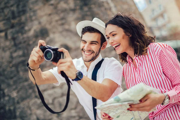 Pareja Turistas Disfrutando Visitas Turísticas Explorar Ciudad —  Fotos de Stock