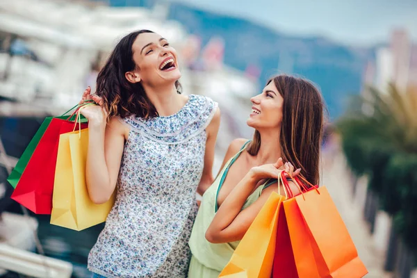 Kvinnliga Vänner Med Shoppingkassar Promenader Hamnen Turistiska Semesterorten Med Båtar — Stockfoto