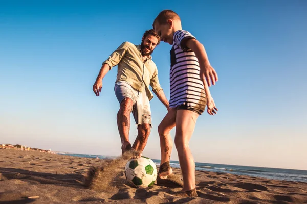 Gelukkig Vader Zoon Spelen Voetbal Voetbal Het Strand Met Geweldige — Stockfoto