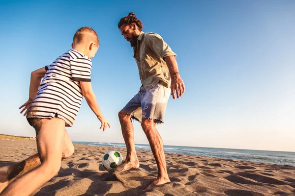 Ευτυχής Πατέρας Και Γιος Παίζουν Ποδόσφαιρο Ποδόσφαιρο Στην Παραλία Έχοντας — Φωτογραφία Αρχείου
