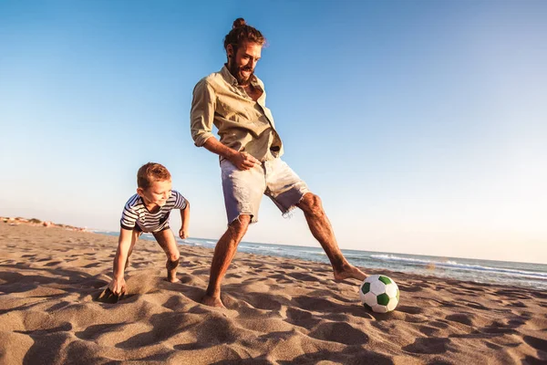 Gelukkig Vader Zoon Spelen Voetbal Voetbal Het Strand Met Geweldige — Stockfoto
