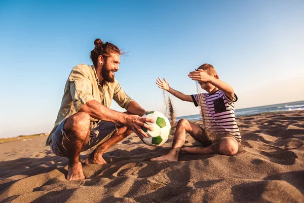 อและล กชายท ความส ตบอลหร ตบอลบนชายหาด วงเวลาครอบคร ในว นหย ดฤด — ภาพถ่ายสต็อก
