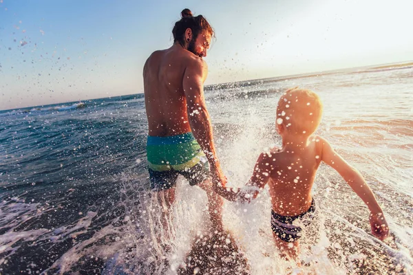 Vader Zoon Spelen Het Strand Het Moment Van Dag — Stockfoto