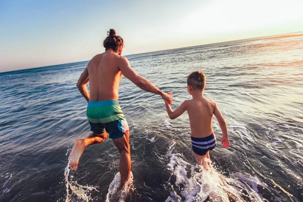 Padre Figlio Che Giocano Sulla Spiaggia Durante Giorno — Foto Stock