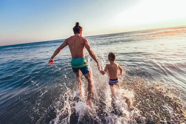 Padre Hijo Jugando Playa Durante Día —  Fotos de Stock