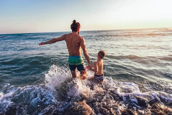 Vader Zoon Spelen Het Strand Het Moment Van Dag — Stockfoto