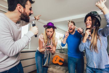 Evde karaoke yapan bir grup arkadaş. Arkadaşlık kavramı, ev eğlencesi ve insanlar