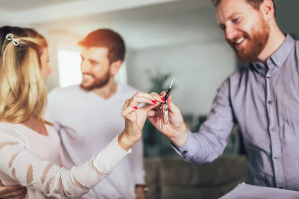 Onroerende Goederenagent Sleutels Geven Jong Koppel — Stockfoto