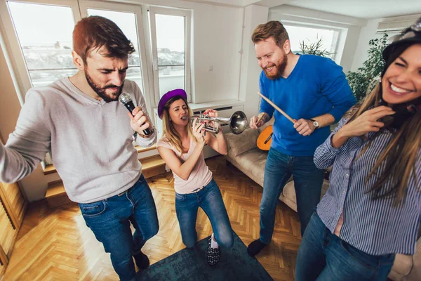 Grupo Amigos Jugando Karaoke Casa Concepto Sobre Amistad Entretenimiento Hogar — Foto de Stock