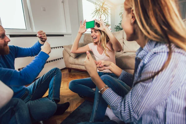 Glada Grupp Vänner Som Spelar Charader Hemma — Stockfoto