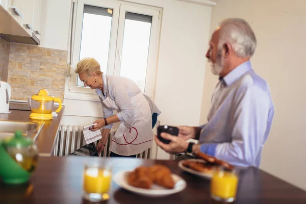 Feliz Pareja Ancianos Que Divierten Preparando Comida Saludable Desayuno Cocina —  Fotos de Stock