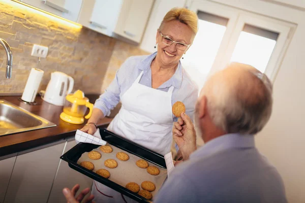 Mujer Mayor Con Galletas Recién Horneadas Enfoque Selectivo —  Fotos de Stock