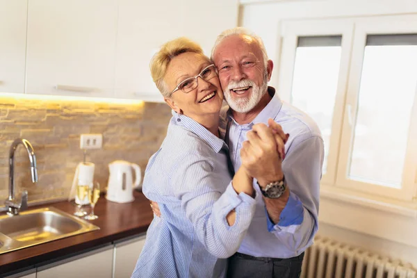 Senior Para Razem Tańczyć Kuchni — Zdjęcie stockowe
