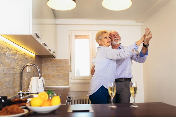 Pareja Mayor Bailando Juntos Cocina —  Fotos de Stock