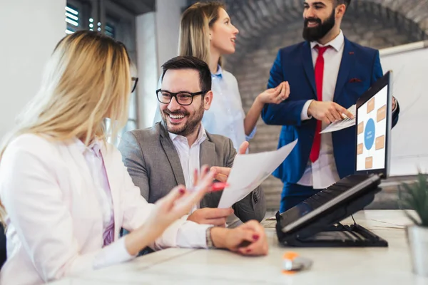 Des Collègues Affaires Travaillant Sur Ordinateur Portable Dans Bureau Moderne — Photo