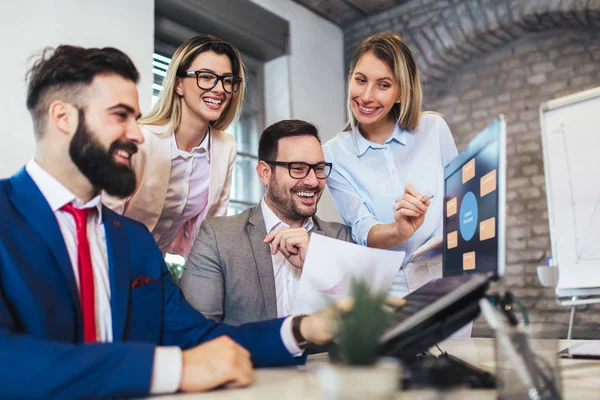 Zakelijke Collega Werken Aan Laptop Modern Kantoor — Stockfoto