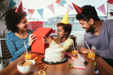 Mutlu bir aile evde doğum gününü kutluyor. 