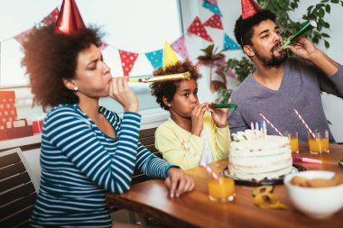 Mutlu bir aile evde doğum gününü kutluyor. 