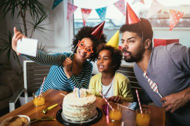 Mutlu aile birlikte evde bir Doğum günü kutlama yapmak selfie