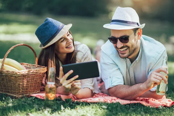 Par Liggande Picknick Filt Park Med Picknickkorg Fylld Med Frukt — Stockfoto